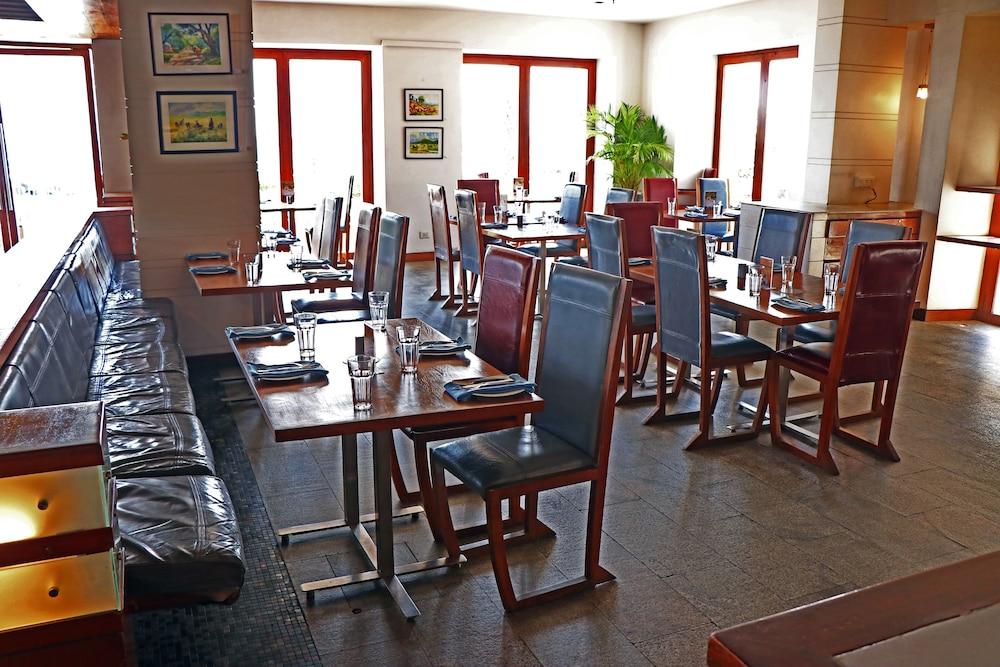 होटल The Promenade 4*